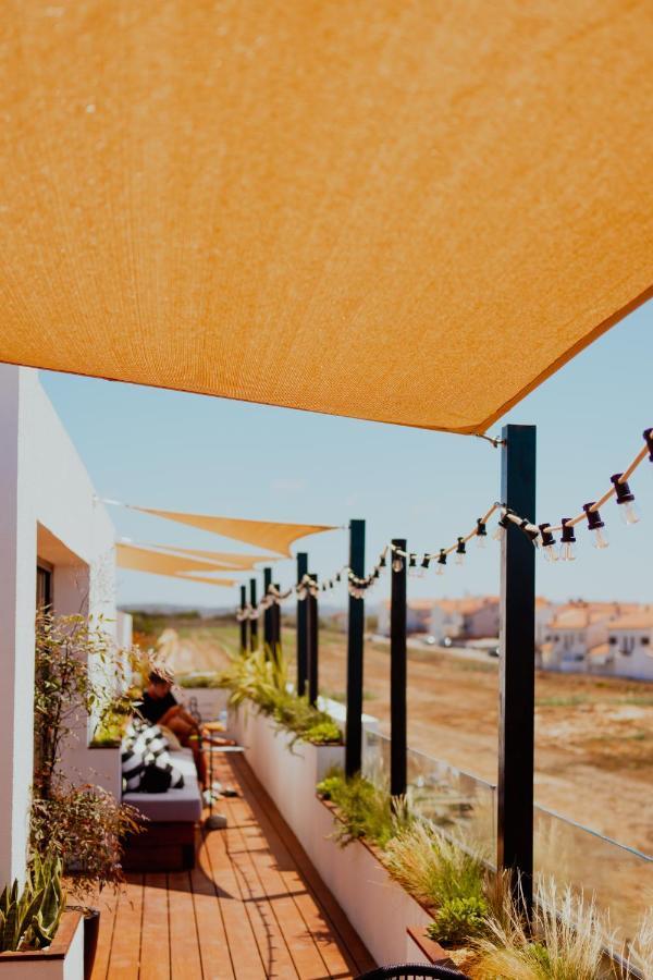 The Salty Pelican Yoga & Surf Retreat Hotel Peniche Exterior foto