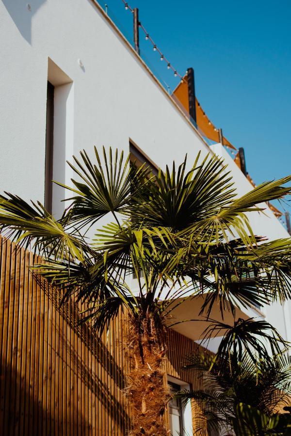 The Salty Pelican Yoga & Surf Retreat Hotel Peniche Exterior foto