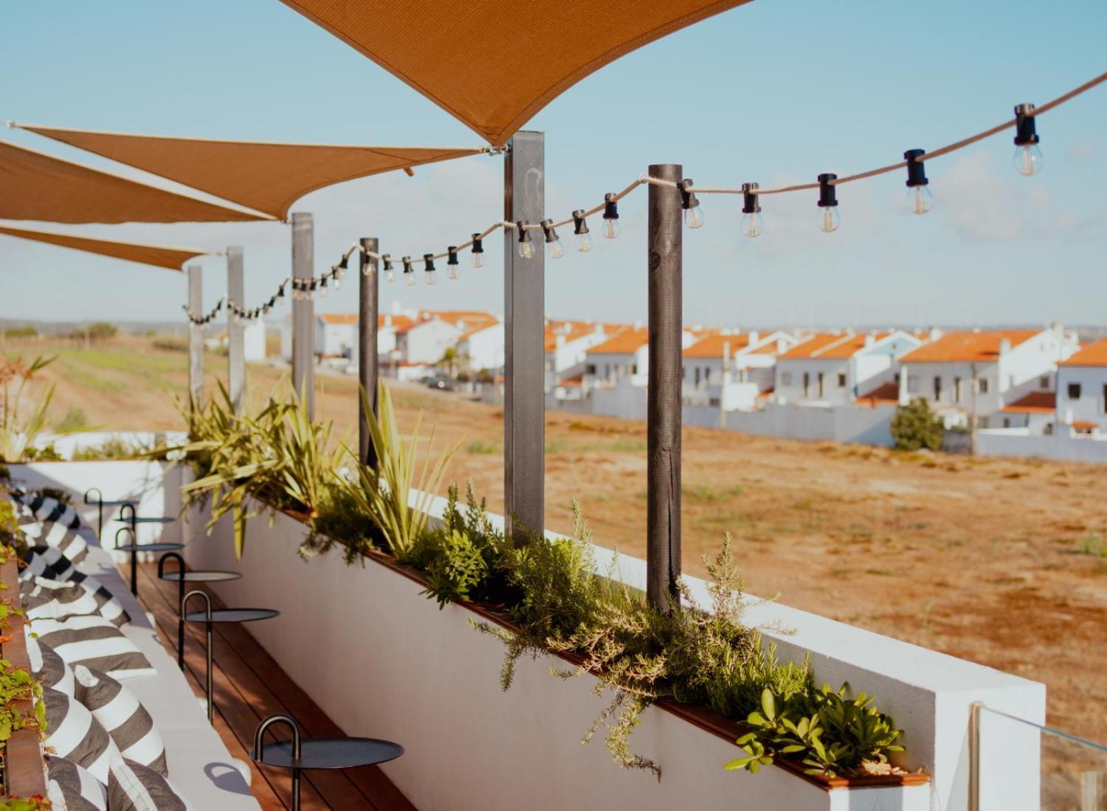 The Salty Pelican Yoga & Surf Retreat Hotel Peniche Exterior foto